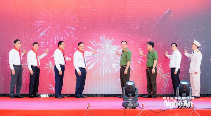 Các đồng chí lãnh đạo, đại biểu thực hiện khai bút mở trường. Ảnh: Phạm Bằng