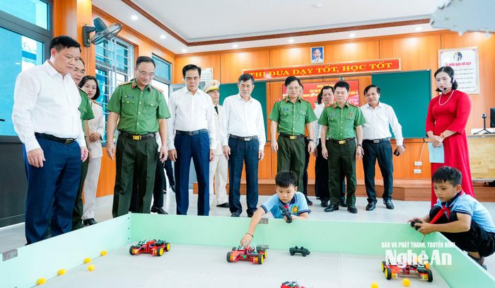 Các đồng chí lãnh đạo, đại biểu tham quan cơ sở vật chất Trường Văn hóa Công an nhân dân VI. Ảnh: Phạm Bằng