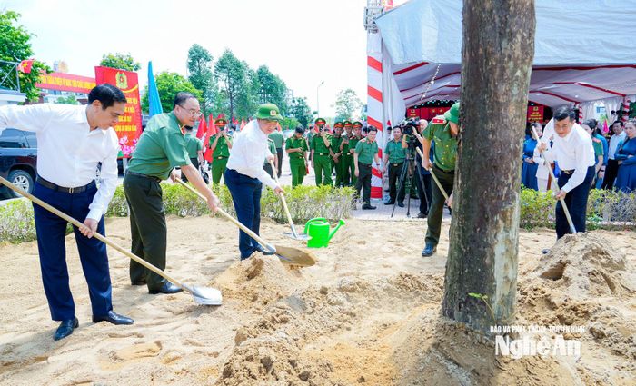 Các đồng chí lãnh đạo, đại biểu trồng cây lưu niệm trong khuôn viên Trường Văn hóa Công an nhân dân VI. Ảnh: Phạm Bằng