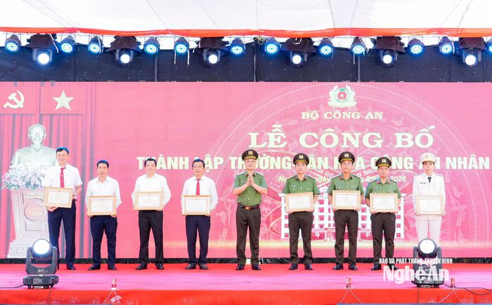 Thứ trưởng Phạm Thế Tùng trao Bằng khen của Bộ trưởng Bộ Công an tặng 3 tập thể, 5 cá nhân thuộc Công an tỉnh Nghệ An có thành tích xuất sắc đột xuất trong tham mưu tổ chức thành lập Trường Văn hóa Công an nhân dân VI. Ảnh: Phạm Bằng