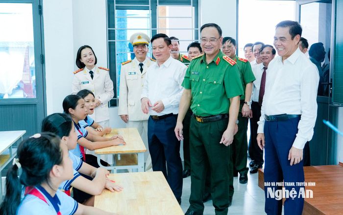 Các đồng chí lãnh đạo, đại biểu tham quan cơ sở vật chất Trường Văn hóa Công an nhân dân VI. Ảnh: Phạm Bằng