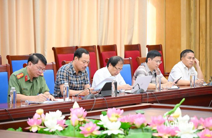 Lãnh đạo các sở, ngành tham dự cuộc họp tại điểm cầu tỉnh Nghệ An. Ảnh: Thành Cường