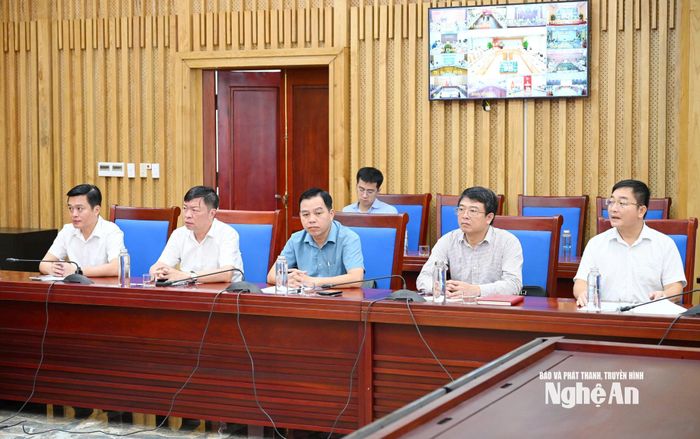 Lãnh đạo các sở, ngành tham dự cuộc họp tại điểm cầu tỉnh Nghệ An. Ảnh: Thành Cường