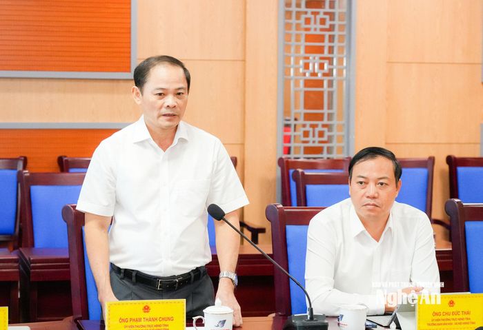 Đồng chí Phạm Thành Chung - Trưởng Ban Pháp chế HĐND tỉnh phát biểu tại phiên họp. Ảnh: T.L