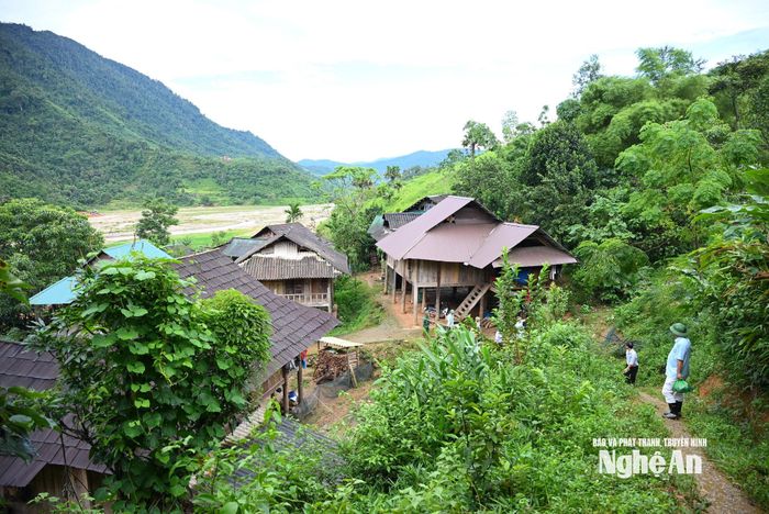 Nguy cơ sạt lở đe dọa đến 19 gia đình với 91 nhân khẩu cụm dân cư Kẽm Ải, bản Tân Thái. Ảnh: Thành Cường