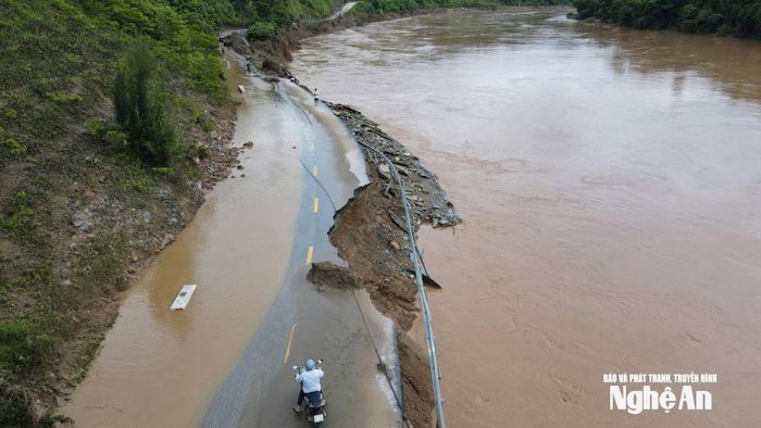 Quốc lộ 7 bị sạt lở trong do tác động mưa bão vào năm 2025. Ảnh: Thành Duy