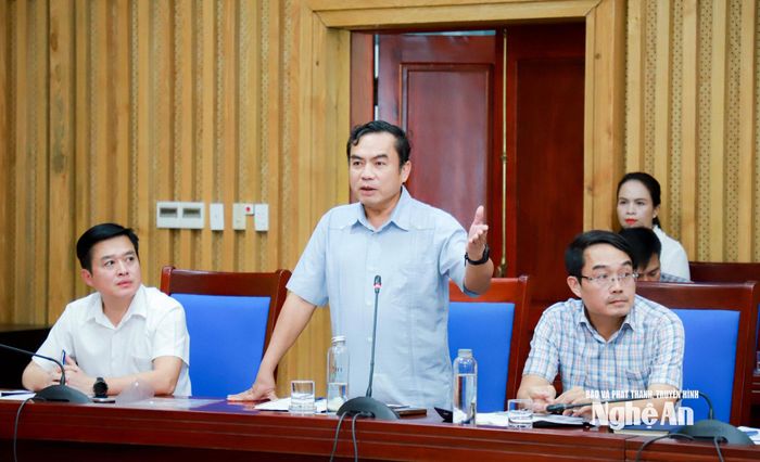 Đồng chí Hoàng Sỹ Kiện - Giám đốc Ban Quản lý dự án công trình giao thông Nghệ An phát biểu tại cuộc làm việc. Ảnh: Thành Duy