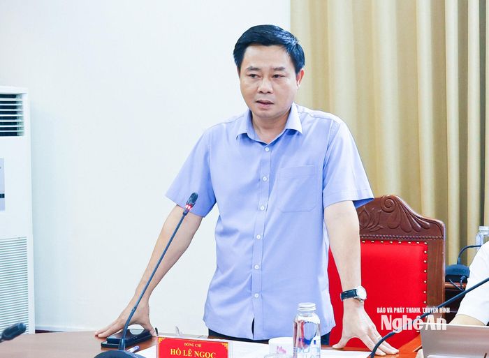 Đồng chí Hồ Lê Ngọc – Trưởng ban Nội Chính Tỉnh uỷ nhấn mạnh một số nội dung cần quan tâm liên quan đến công tác đảm bảo an ninh, trật tự an toàn xã hội. Ảnh: Mai Hoa