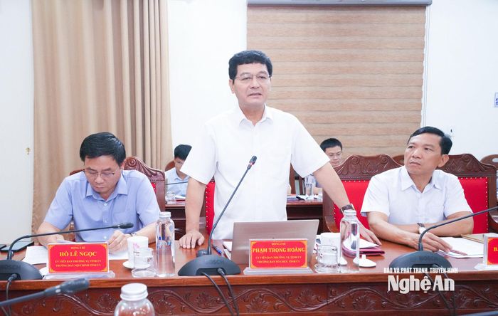 Đồng chí Phạm Trọng Hoàng – Trưởng ban Tổ chức Tỉnh uỷ nêu một số vấn đề xung quanh chủ trương sắp xếp trường lớp và bố trí cán bộ quản lý. Ảnh: Mai Hoa