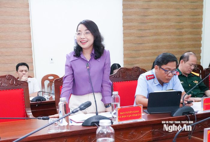 Phó Trưởng ban Tuyên giáo và Dân vận Tỉnh uỷ Nguyễn Thị Thơm nêu một số vấn đề liên quan công tác tuyên truyền, định hướng dư luận xã hội. Ảnh: Mai Hoa