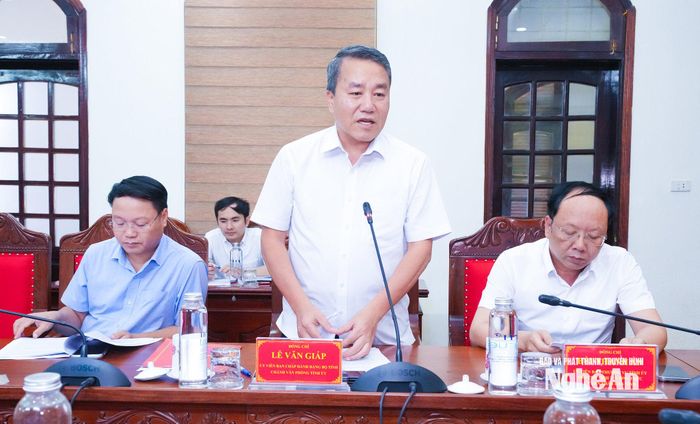 Chánh Văn phòng Tỉnh uỷ Lê Văn Giáp nêu một số vấn đề cần quan tâm làm tốt công tác tuyên truyền, tư tưởng. Ảnh: Mai Hoa