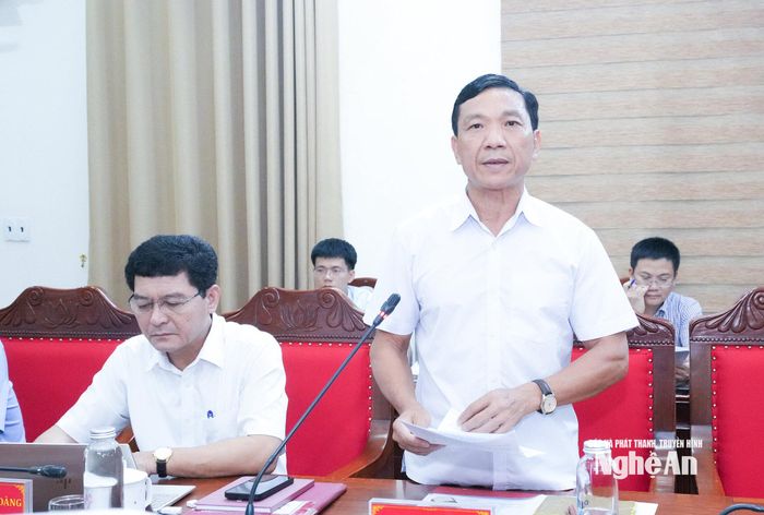 Phó Trưởng Ban Nội chính Tỉnh uỷ Hồ Xuân Bảy báo cáo tình hình, kết quả công tác nội chính, phòng, chống tham nhũng, lãng phí, tiêu cực, cải cách tư pháp tháng 8 và nhiệm vụ trọng tâm tháng 9/2026. Ảnh: Mai Hoa