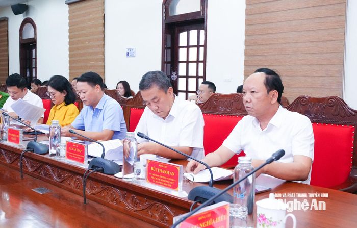 Các đồng chí lãnh đạo UBND tỉnh và các Ban Đảng Tỉnh uỷ tham dự hội nghị. Ảnh: Mai Hoa