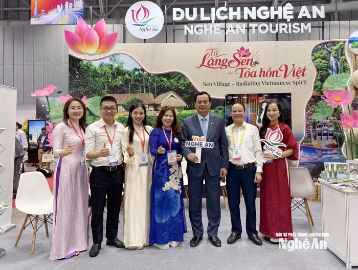Ông Nguyễn Trùng Khánh - Cục trưởng Cục Du lịch Quốc gia Việt Nam chụp ảnh lưu niệm tại gian hàng của tỉnh Nghệ An. Ảnh: Hoàng Đức Chung