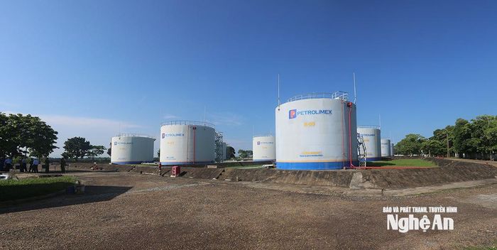 Kho xăng dầu ở Bến Thuỷ của Công ty Petrolimex Nghệ An đảm bảo nguồn cung. Ảnh tư liệu minh hoạ: Văn Trường