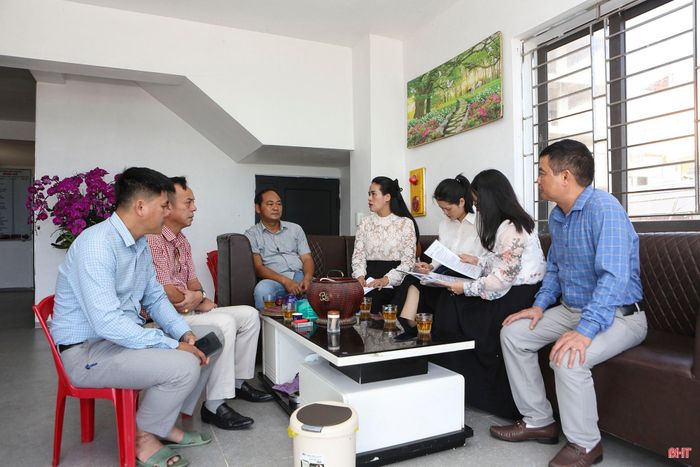 Cán bộ Phòng Quản lý du lịch (Sở VH-TT&DL Hà Tĩnh) làm việc với các cơ sở kinh doanh dịch vụ tại KDL Thiên Cầm về xây dựng môi trường kinh doanh du lịch văn minh.
