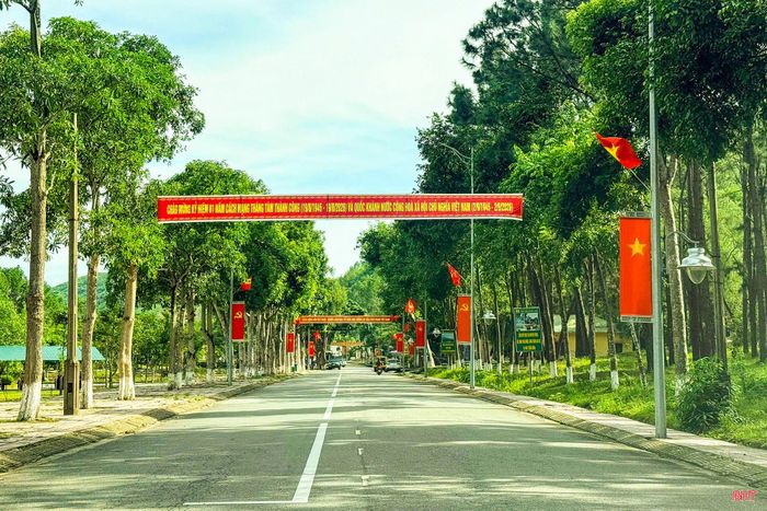 Lối vào Khu di tích Ngã ba Đồng Lộc được chỉnh trang sạch đẹp với băng rôn và đường cờ mừng Quốc khánh 2/9.