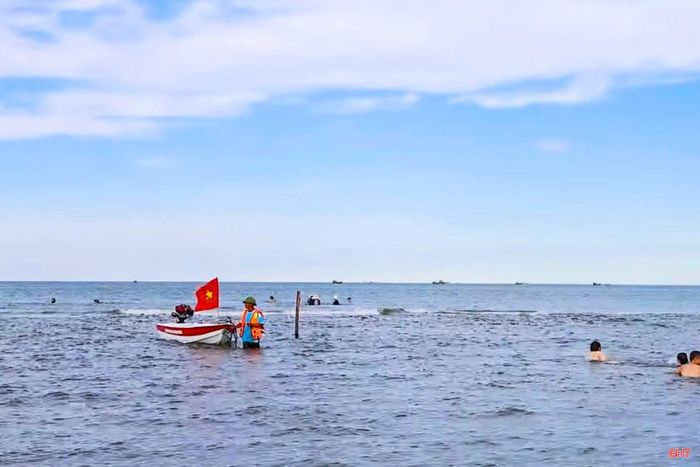 Đội cứu hộ biển tại KDL Xuân Thành kiểm tra phương tiện, sẵn sàng cho các tình huống ứng cứu.