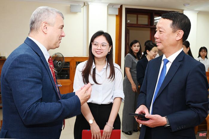  Chủ tịch UBND tỉnh Phan Thiên Định trao đổi với ngài Karl Van den Bossche - Đại sứ Đặc mệnh toàn quyền Vương quốc Bỉ tại Việt Nam về việc mở rộng hợp tác trên các lĩnh vực trong thời gian tới. (Ảnh: tháng 5/2026). 