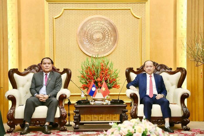 Phó Bí thư Thường trực Tỉnh ủy Nguyễn Hồng Lĩnh làm việc với lãnh đạo tỉnh Khăm Muồn, nước CHDCND Lào (ảnh: tháng 2/2026)
