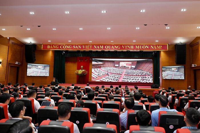 Lãnh đạo tỉnh Hà Tĩnh tại điểm cầu Tỉnh ủy tham dự Hội nghị toàn quốc sơ kết 1 năm vận hành mô hình tổ chức tổng thể của hệ thống chính trị và mô hình chính quyền 3 cấp.