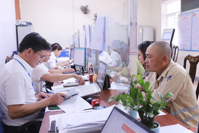Đội ngũ cán bộ ở cơ sở tận tình phục vụ Nhân dân.