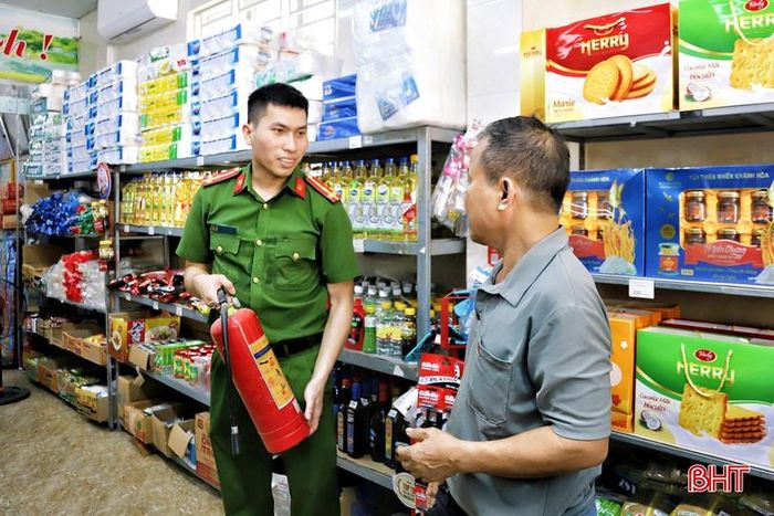 Lực lượng Cảnh sát PCCC Hà Tĩnh tuyên truyền, hướng dẫn người dân chủ động trang bị thiết bị báo cháy, bình chữa cháy, lối thoát hiểm...