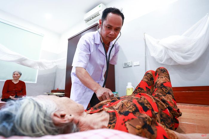 Y sĩ Dương Minh Tuân đã có hơn 17 năm làm việc tại trung tâm, là người chăm sóc, thăm khám hằng ngày cho các thương binh, thân nhân liệt sĩ.