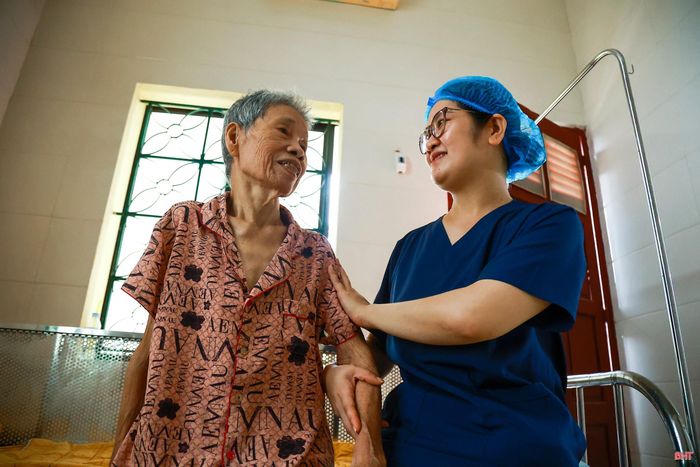 Với chị Loan, được chăm sóc các cụ là một niềm tự hào, luôn xem các cụ như là người thân của mình.