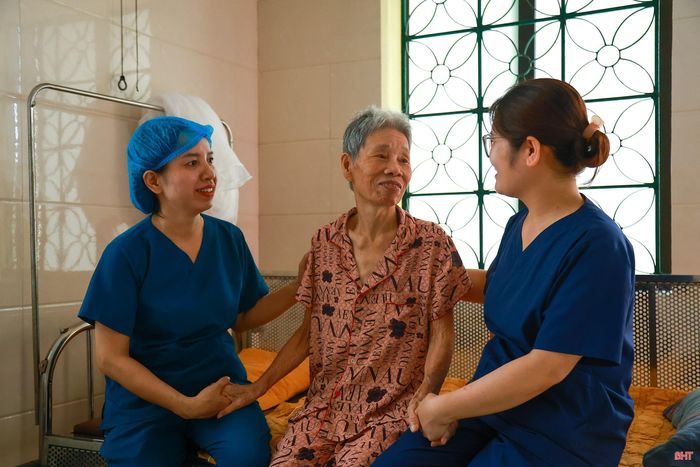 Sự chăm sóc tận tình của các y, bác sĩ giúp những thân nhân liệt sĩ, thương binh có thêm niềm vui trong những năm tháng tuổi già.