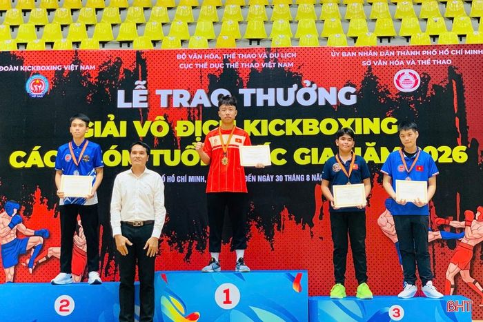 Vận động viên Nguyễn Phi Hùng giành HCV hạng cân 65 kg, lứa tuổi 13-15.
