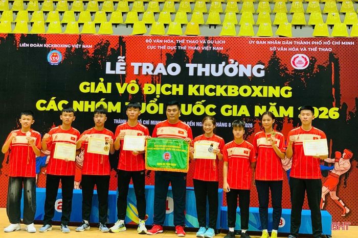 Đoàn VĐV Hà Tĩnh và HLV Nguyễn Văn Thuận tại giải đấu.