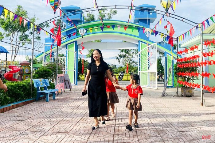 Cũng trong sáng nay, gần 300 học sinh Trường Mầm non Thạch Long (xã Thạch Hà) cũng háo hức trở lại trường sau kỳ nghỉ hè.