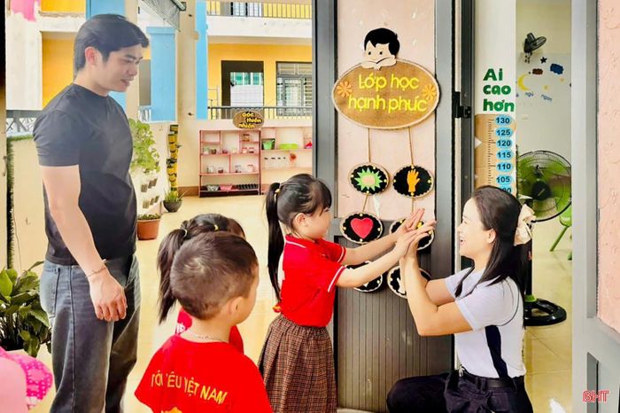 Các em vui mừng gặp lại cô giáo.