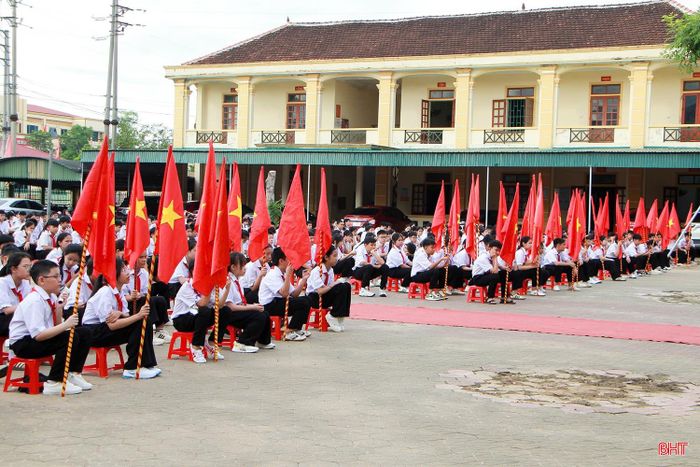 Sáng nay, học sinh Trường THCS Can Lộc (xã Can Lộc) cũng đã tập trung, nghe các thầy cô giáo phổ biến nội quy, quy chế trường học