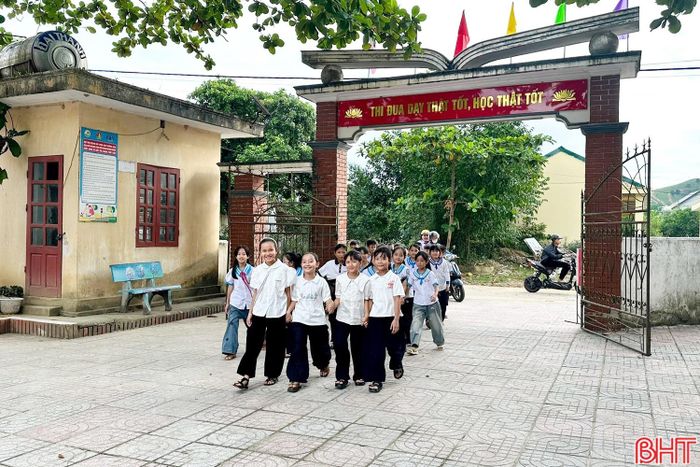 Sau kỳ nghỉ hè, sáng nay học sinh tất cả các khối, lớp ở Trường Tiểu học Phúc Trạch (xã Phúc Trạch) cũng đã hân hoan trở lại mái trường thân yêu.