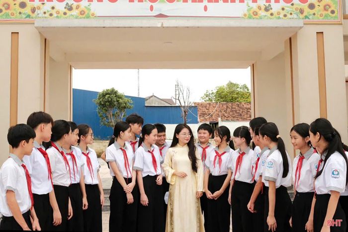 Cô trò Trường THCS Mỹ Châu (Lộc Hà) trong ngày hội ngộ.