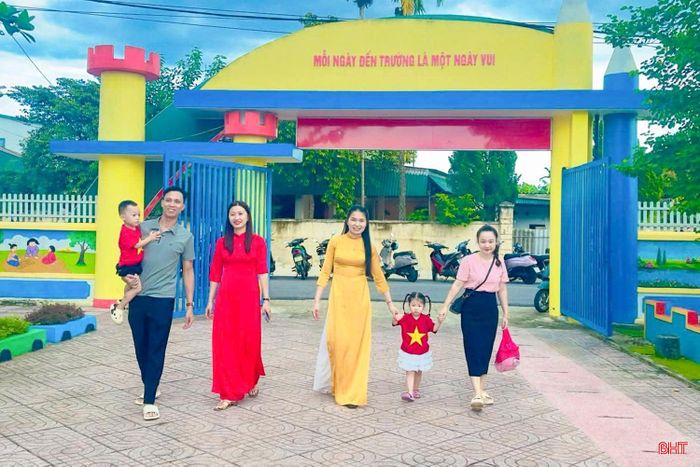 Không khí tựu trường của giáo viên, học sinh, phụ huynh Trường Mầm Non Hương Sơn (xã Hương Sơn).