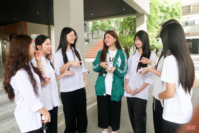 Cũng trong sáng nay, học sinh các khối lớp 10, 11 Trường THPT Phan Đình Phùng cũng đã háo hức đến trường, gặp lại bạn bè, thầy cô và ổn định nền nếp chuẩn bị cho năm học mới.