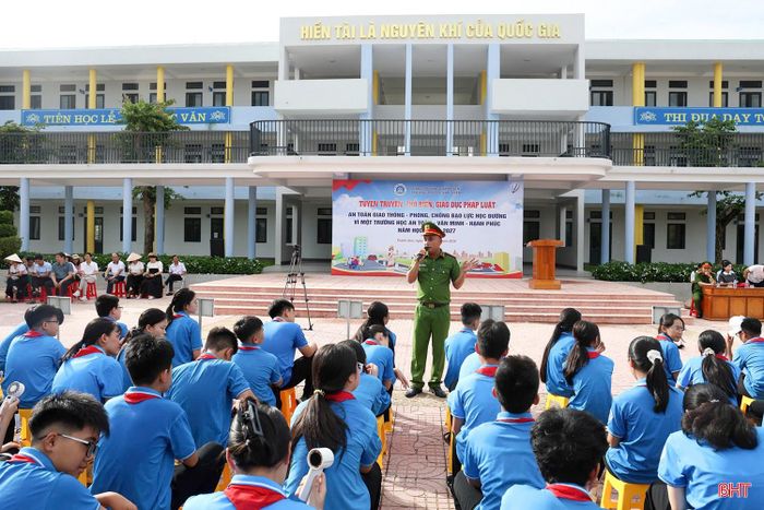 Học sinh Trường THCS Lê Văn Thiêm (phường Thành Sen) nghe phổ biến, giáo dục pháp luật ngay trong ngày tựu trường.