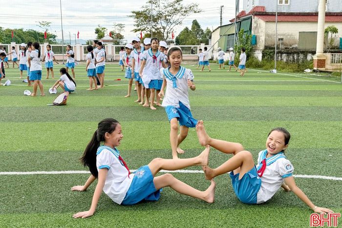 Sau phần nghi thức chào cờ, các em được hoà mình vào hoạt động vui chơi, tạo không khí hào hứng trước thềm năm học mới.