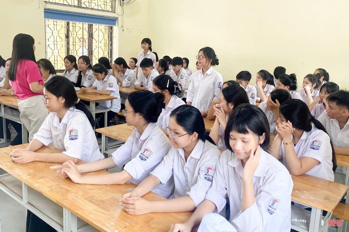 Sau giờ tập trung, học sinh Trường THPT Can Lộc cũng đã về lớp nghe giáo viên chủ nhiệm phổ biến các hoạt động chuẩn bị cho lễ khai giảng.