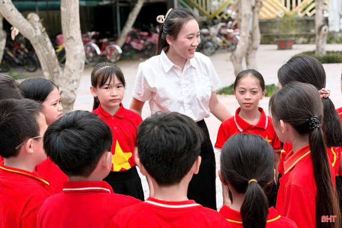 Học sinh Trường Tiểu học Mai Phụ (xã Mai Phụ) với niềm vui gặp lại cô giáo, bạn bè.
