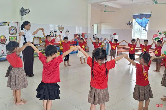 Lớp học đã rộn ràng lời ca, tiếng hát.