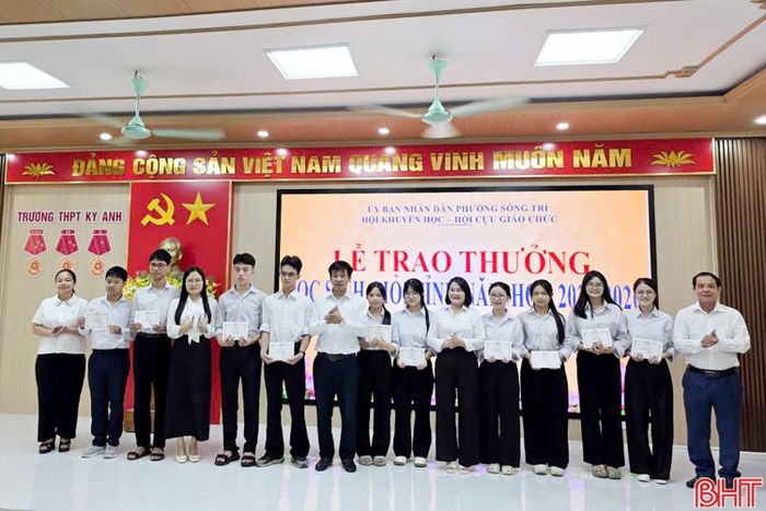 Trong sáng hôm nay, Trường THPT Kỳ Anh cũng đã tổ chức trao thưởng cho học sinh giỏi tỉnh, đây là động lực để các em bước vào năm học mới với khí thế mới.