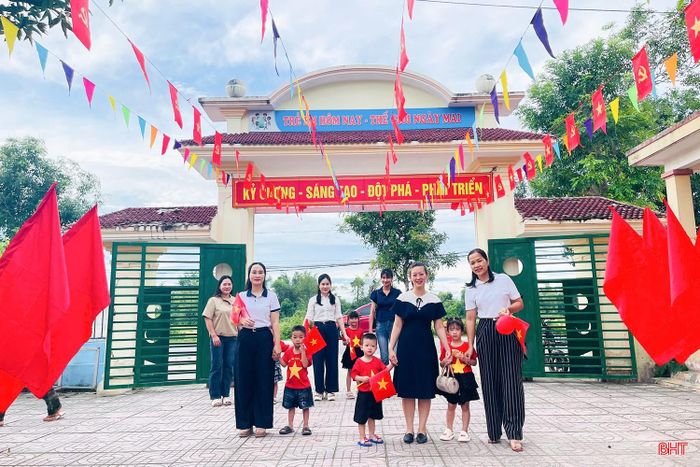 Trường học đã được trang hoàng rực rỡ chào đón phụ huynh, học sinh.