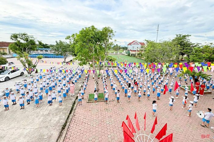 Cùng với hơn 136.000 học sinh tiểu học trên địa bàn toàn tỉnh, sáng nay hơn 2.300 học sinh Trường Tiểu học Gia Hanh (xã Gia Hanh) cũng đã chính thức tựu trường.