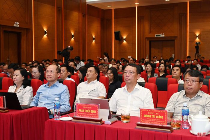 Toàn cảnh hội nghị.