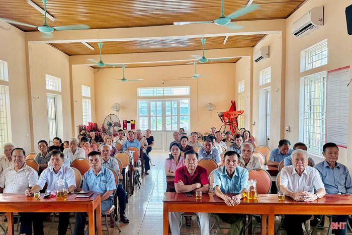  Tại xã Thạch Hà, hội nghị được kết nối trực tuyến đến điểm cầu các thôn. Trong ảnh: đại biểu thôn Tân Thượng tiếp thu chỉ đạo của đồng chí Phó Bí thư Thường trực Tỉnh ủy. 