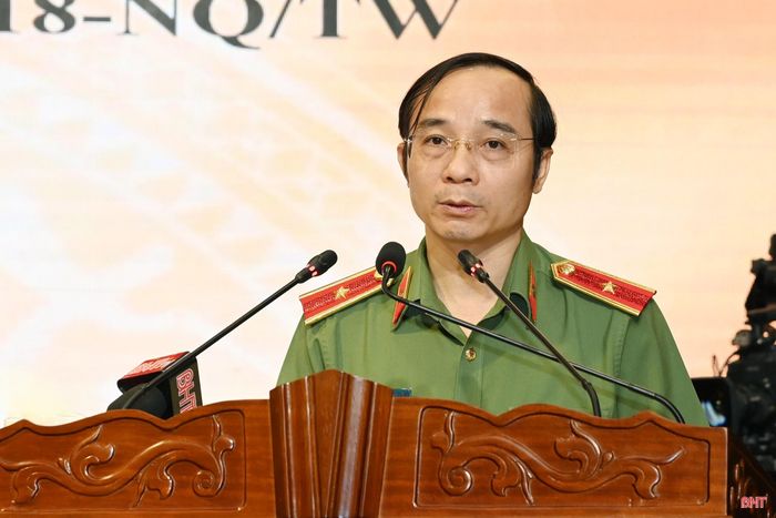 Thiếu tướng Nguyễn Xuân Thao - Ủy viên Ban Thường vụ Tỉnh ủy, Giám đốc Công an tỉnh quán triệt các nội dung tại hội nghị.